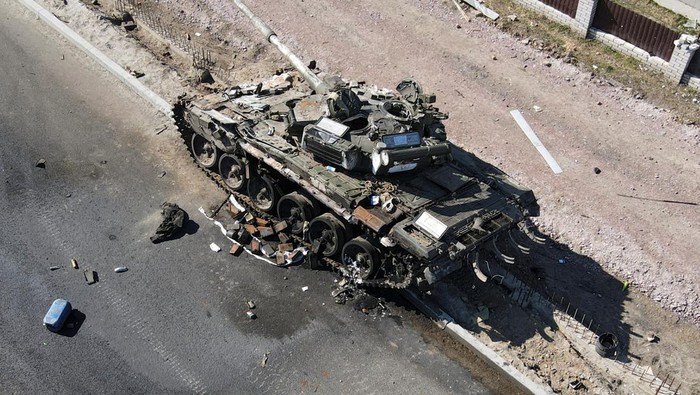 Rusak Berat-Hancur, Kendaraan Tempur Rusia Ditelantarkan di Ukraina Perang di Ukraina turut membawa kerugian bagi Rusia. Ratusan tank Rusia dilaporkan rusak dan ditinggalkan begitu saja di Ukraina. Ini penampakannya.