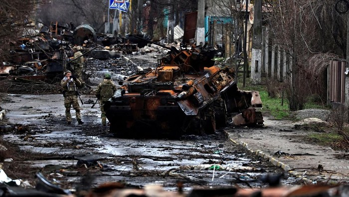 Perang di Ukraina turut membawa kerugian bagi Rusia. Ratusan tank Rusia dilaporkan rusak dan ditinggalkan begitu saja di Ukraina. Ini penampakannya.