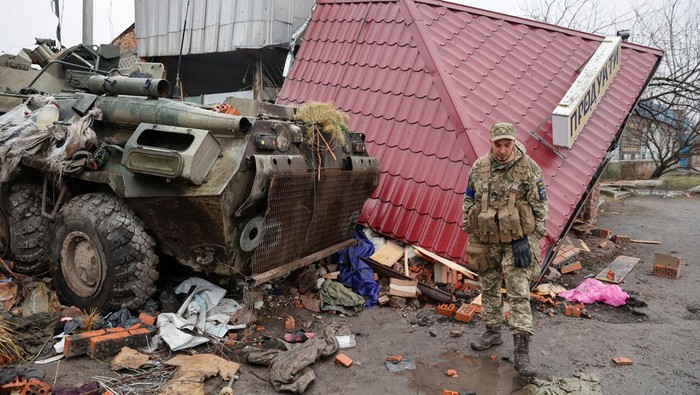 Perang di Ukraina turut membawa kerugian bagi Rusia. Ratusan tank Rusia dilaporkan rusak dan ditinggalkan begitu saja di Ukraina. Ini penampakannya.