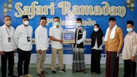 Direktur MSDM, Umum, Kepatuhan dan Teknologi Informasi PT Jamkrindo Sulis Usdoko menyerahkan simbolis bantuan kepada Ketua Panti Asuhan Al Jamiyatul Washliyah, H. Darius dalam kegiatan Safari Ramadan di Medan, Jumat (8/4/2022). Secara keseluruhan, dalam rangakaian HUT Jamkrindo ke-52 dan Safari Ramadan, Jamkrindo menyerahkan 5.200 paket sembako di berbagai daerah di Indonesia.