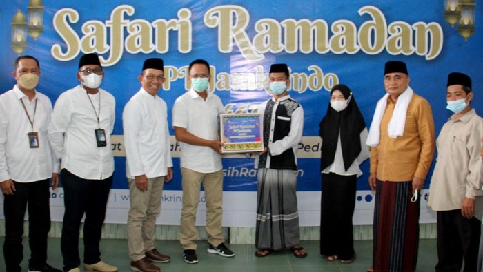 Safari Ramadan Jamkrindo Direktur MSDM, Umum, Kepatuhan dan Teknologi Informasi PT Jamkrindo Sulis Usdoko menyerahkan simbolis bantuan
kepada Ketua Panti Asuhan Al Jam'iyatul Washliyah, H. Darius dalam kegiatan Safari Ramadan di Medan, Jumat, 8 April 2022.
Bantuan yang disalurkan adalah 50 paket sembako,Santunan senilai 15juta dan Pemberian 10 Al Quran yang diberikan terhadap puluhan panti asuhan dan yatim piatu. yang berada di sekitaR kantor PT Jamkrindo Cabang Medan, Sumatera Utara.