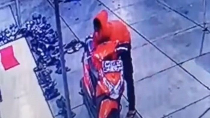 Screenshot video viral maling motor di Bekasi (dok. Istimewa)