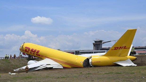 Sebuah pesawat kargo Boeing 757-200 yang dioperasikan oleh DHL melakukan pendaratan darurat sebelum tergelincir dari landasan pacu dan membelah, kata otoritas penerbangan, di Bandara Internasional Juan Santamaria di Alajuela, Kosta Rika, 7 April 2022. (AP/Carlos Gonzalez)