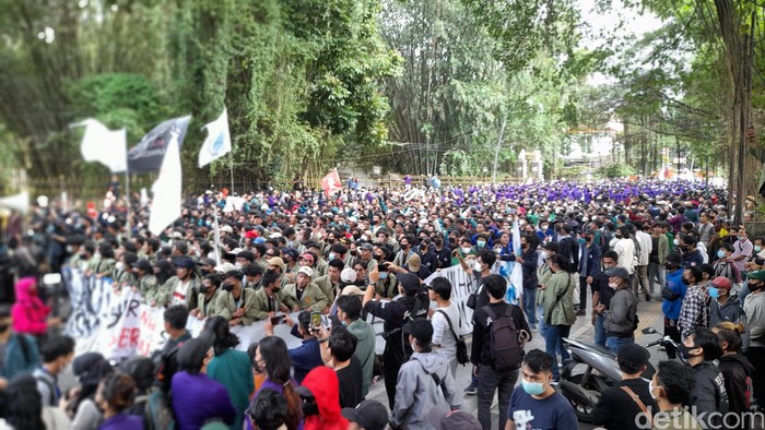Sejumlah mahasiswa dari berbagai kampus di Bogor menggelar aksi unjuk rasa hingga menutup jalan menuju Istana Bogor. Polisi pasang kawat berduri. (M Sholihin/detikcom)