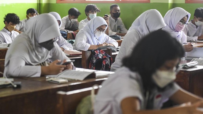 Sejumlah siswa mengikuti kegiatan belajar mengajar secara tatap muka di SMA Negeri 87, Jakarta, Jumat (8/4/2022). Pemerintah Provinsi DKI Jakarta menerapkan pembelajaran tatap muka (PTM) dengan kapasitas siswa 100 persen sejak Kamis (7/4). ANTARA FOTO/Hafidz Mubarak A/foc.