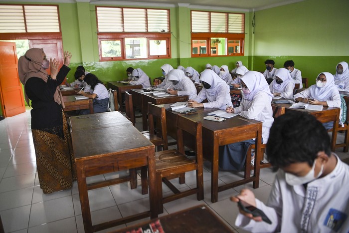 Sejumlah siswa mengikuti kegiatan belajar mengajar secara tatap muka di SMA Negeri 87, Jakarta, Jumat (8/4/2022). Pemerintah Provinsi DKI Jakarta menerapkan pembelajaran tatap muka (PTM) dengan kapasitas siswa 100 persen sejak Kamis (7/4). ANTARA FOTO/Hafidz Mubarak A/foc.