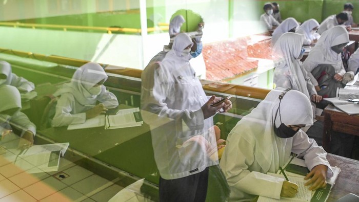 Sekolah di Jakarta Kembali Belajar Tatap Muka Secara Penuh Sejumlah siswa mengikuti kegiatan belajar mengajar secara tatap muka di SMA Negeri 87, Jakarta, Jumat (8/4/2022). Pemerintah Provinsi DKI Jakarta menerapkan pembelajaran tatap muka (PTM) dengan kapasitas siswa 100 persen sejak Kamis (7/4). ANTARA FOTO/Hafidz Mubarak A/foc.