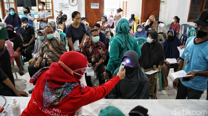 Warga permukiman padat Sunter Agung antusias ikuti vaksinasi booster saat Ramadan. Diketahui, vaksin booster jadi syarat untuk warga yang hendak mudik lebaran.