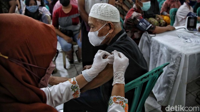 Warga permukiman padat Sunter Agung antusias ikuti vaksinasi booster saat Ramadan. Diketahui, vaksin booster jadi syarat untuk warga yang hendak mudik lebaran.