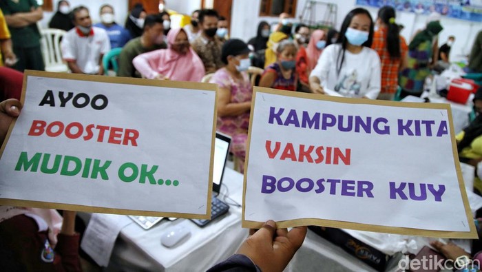 Warga permukiman padat Sunter Agung antusias ikuti vaksinasi booster saat Ramadan. Diketahui, vaksin booster jadi syarat untuk warga yang hendak mudik lebaran.