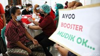 Petugas memberikan vaksin dosis ketiga atau booster kepada warga di kawasan permukiman padat Sunter Agung, Jakarta Utara, Jumat (8/4/2022).