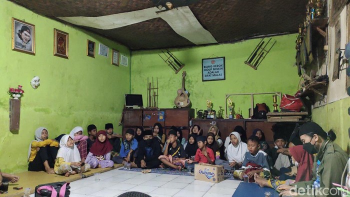Suasana pengajian bersama anak yatim di kediaman Komunitas Penyanyi Jalanan (KPJ) Rangkabitung, Kabupaten Lebak. (Foto: Fathul Rizkoh/detikcom)