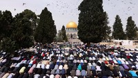 Umat Muslim Palestina sendiri cukup berat untuk bisa salat di sini karena penjagaan ketat Israel.