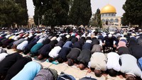 Begini suasana salat Jumat pertama bulan Ramadan 2022 di Kompleks Al Aqsa, Palestina.
