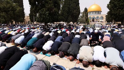 Suasana Salat Jumat Pertama di Kompleks Al Aqsa