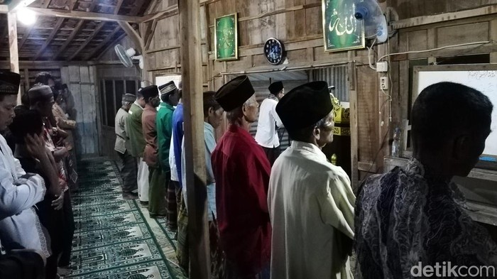 Suasana salat tarawih di Masjid darurat Al Fatah, Sragen, Jumat (8/4/2022).