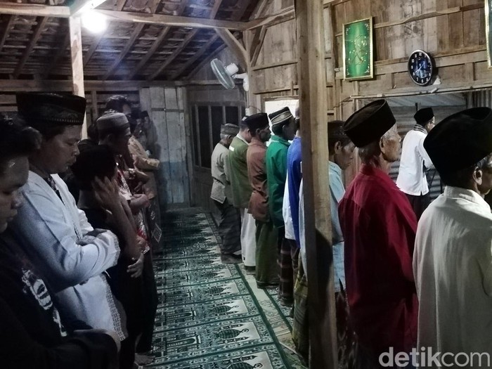 Suasana salat tarawih di Masjid darurat Al Fatah, Sragen, Jumat (8/4/2022).
