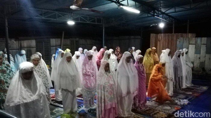 Suasana salat tarawih di Masjid darurat Al Fatah, Sragen, Jumat (8/4/2022).