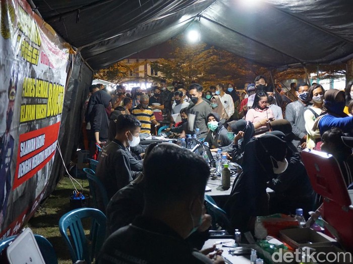 Suasana vaksinasi malam minggu di Alun-alun Simpang Enam Demak pekan lalu. Foto diunggah pada Jumat (8/4/2022).