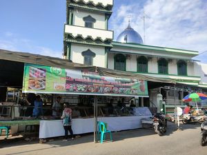 Remaja Masjid di Asahan Jualan Makanan Berbuka Buatan Janda
