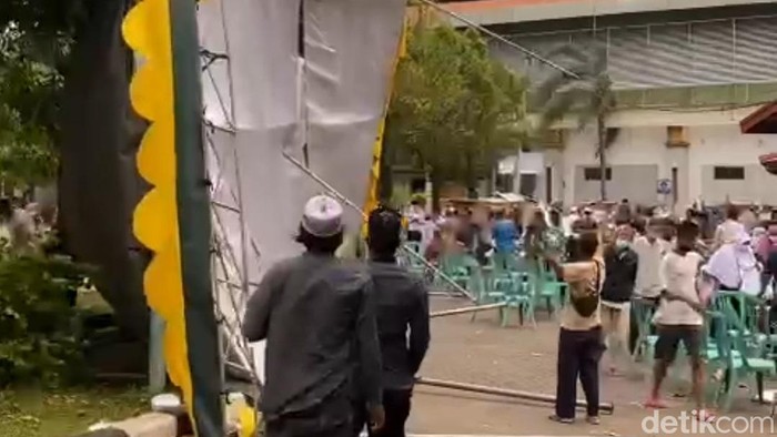 Tenda Safari Ramadan Pemkab Tuban yang tertiup angin saat Safari Ramadan di GOR Rangga Jaya Anoraga.