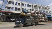Fenomena truk yang mengangkut muatan berlebihan atau obesitas kerap ditemukan di sejumlah daerah Indonesia. Pemandangan yang tak jauh berbeda juga terlihat di negara tetangga RI, Kamboja.