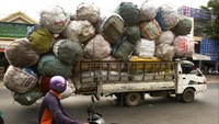 Truk itu pun mengangkut berbagai material, mulai dari barang bekas hingga puluhan tong. 