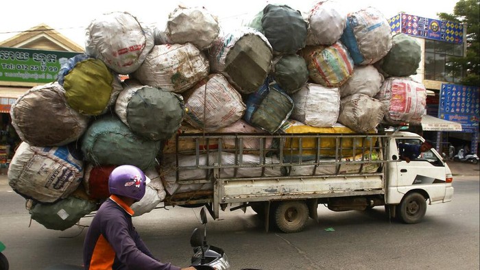 Truk obesitas tak hanya wara-wiri di sejumlah daerah Indonesia. Di Kamboja, truk dengan muatan berlebihan juga kerap terlihat melintas di jalanan. Ini fotonya