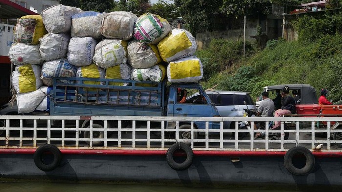 Truk 'obesitas' tak hanya wara-wiri di sejumlah daerah Indonesia. Di Kamboja, truk dengan muatan berlebihan juga kerap terlihat melintas di jalanan. Ini fotonya