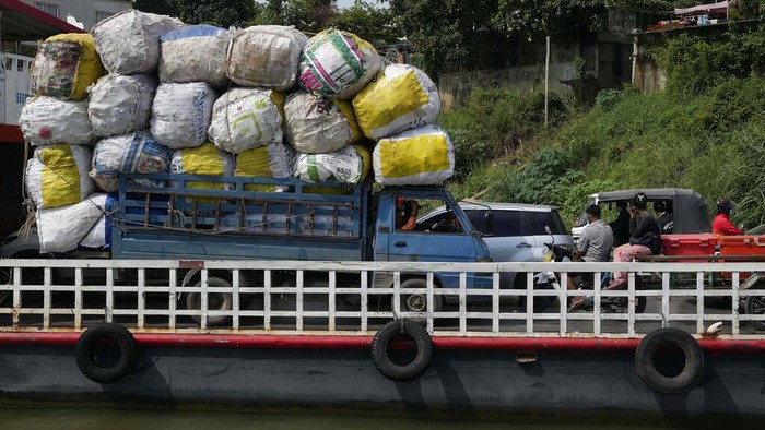 Tengok Aksi Truk 'Obesitas' Wara-wiri di Negara Tetangga Indonesia Truk 'obesitas' tak hanya wara-wiri di sejumlah daerah Indonesia. Di Kamboja, truk dengan muatan berlebihan juga kerap terlihat melintas di jalanan. Ini fotonya