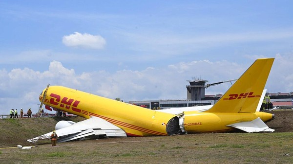 Sebuah pesawat jet kargo Boeing 757 milik DHL tergelincir dari landasan pacu dan patah menjadi dua saat mendarat di bandara internasional di San Jose, Kosta Rika, Kamis (7/4/2022).