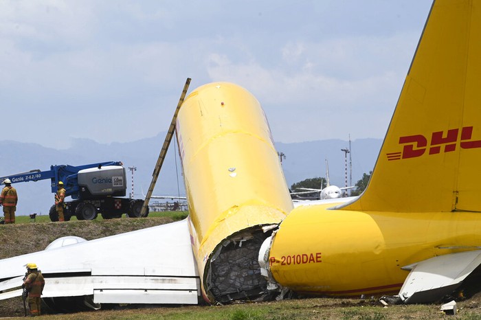 Pesawat jet kargo Boeing 757 milik DHL tergelincir saat mendarat di bandara internasional di San Jose, Kosta Rika. Insiden itu membuat pesawat patah jadi dua.