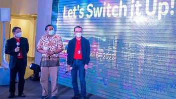 (ki-ka) Direktur Planning and Transformation Telkomsel Wong Soon Nam, Direktur Jenderal Sumber Daya dan Perangkat Pos dan Informatika Kemenkominfo RI Ismail, Direktur Network Telkomsel Nugroho saat pengecekan proses upgrading 932 BTS 3G ke 4G/LTE di Telkomsel Smart Office Jakarta.