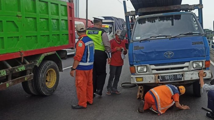 Truk ngeban di Tol Satelit-Waru