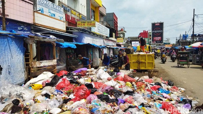 Tumpukan Sampah di Pasar Labuan Pandeglang