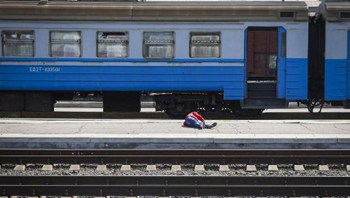 EDITORS NOTE: Graphic content / A casualty lies on the platform in the aftermath of a rocket attack on the railway station in the eastern city of Kramatorsk, in the Donbass region on April 8, 2022. - More than 30 people were killed and over 100 injured in a rocket attack on a train station in Kramatorsk in eastern Ukraine on Friday, the head of the national railway company said. (Photo by Anatolii STEPANOV / AFP)