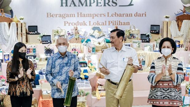 Pembukaan Gerakan UMKM dan Food Court Ramadan bersama Menteri Koordinator Bidang Kemaritiman dan Investasi, Luhut Binsar Pandjaitan dan Wamenparekraf Angela Tanoe di Gedung Sopo Del Tower, Mega Kuningan, Jakarta, Kamis (7/04/2022),