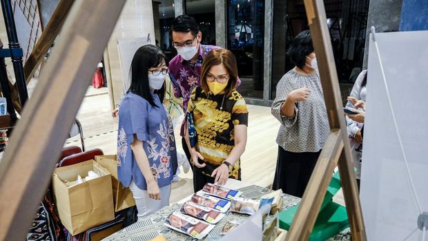 Pembukaan Gerakan UMKM dan Food Court Ramadan bersama Menteri Koordinator Bidang Kemaritiman dan Investasi, Luhut Binsar Pandjaitan dan Wamenparekraf Angela Tanoe di Gedung Sopo Del Tower, Mega Kuningan, Jakarta, Kamis (7/04/2022),