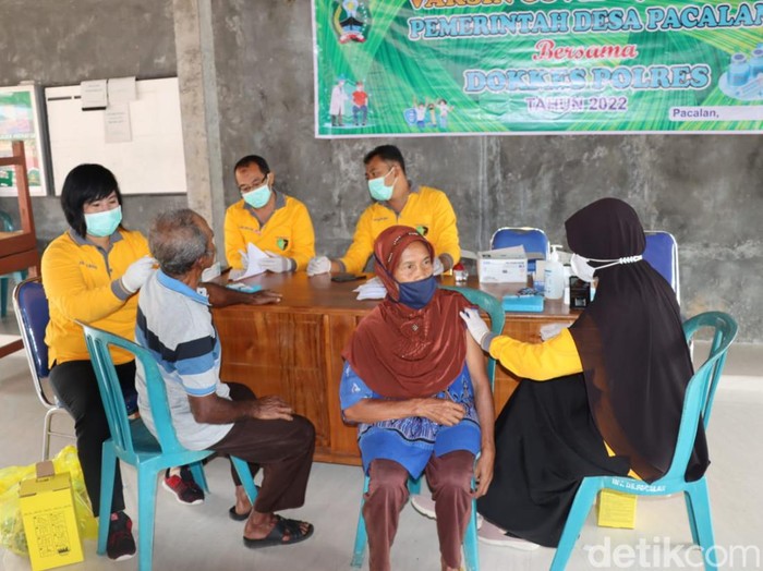 Vaksinasi booster di Magetan