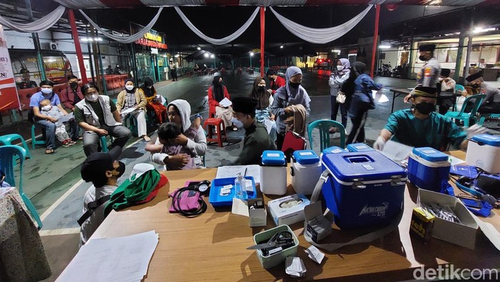 Vaksinasi di Mapolres Cimahi.