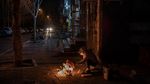 Warga China Ramai-ramai Bakar Uang Palsu di Pinggir Jalan, Ada Apa?