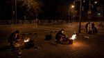 Warga China Ramai-ramai Bakar Uang Palsu di Pinggir Jalan, Ada Apa?