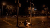 Namun bagi orang-orang yang tidak bisa mengunjungi makam, maka mereka bisa membakar uang palsu dimana saja sebagai simbol doa.  