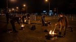 Warga China Ramai-ramai Bakar Uang Palsu di Pinggir Jalan, Ada Apa?