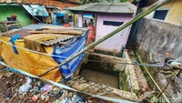 Kondisi air tersebut terlihat keruh bahkan menimbulkan bau, namun warga tetap menggunakannya untuk kebutuhan mandi, mencuci pakaian, dan buang air.