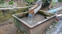 Air dari sungai dialirkan melalui pipa ke bak penampung sementara di Kampung Ciwalengke. Air tersebut kemudian dialirkan ke sumur yang digunakan warga mandi cuci kakus (MCK) secara bersama.