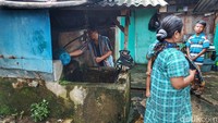 Istri Ketua RW 10, Rini Marliani (52) membenarkan beberapa warganya yang mengontrak di salah satu RT hingga saat ini tidak mendapatkan air bersih.
