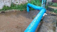 Beberapa warga yang tinggal dikontrakan tersebut menggunakan air sungai Ciwalengke untuk kebutuhan sehari-harinya.