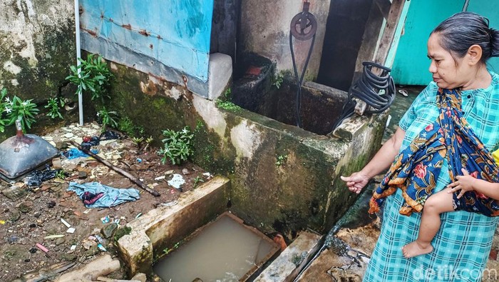 Sebagian warga yang tinggal di rumah petak atau kontrakan di Kampung Ciwalengke, Desa Sukamaju, Kecamatan Majalaya, Kabupaten Bandung hingga saat ini kesulitan mendapatkan air bersih. Bahkan sebagian warga tersebut harus rela menggunakan air dari sungai Ciwalengke untuk keperluan sehari-harinya.