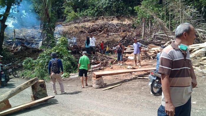 Warga Enrekang memblokir jalan rusak gegara truk proyek